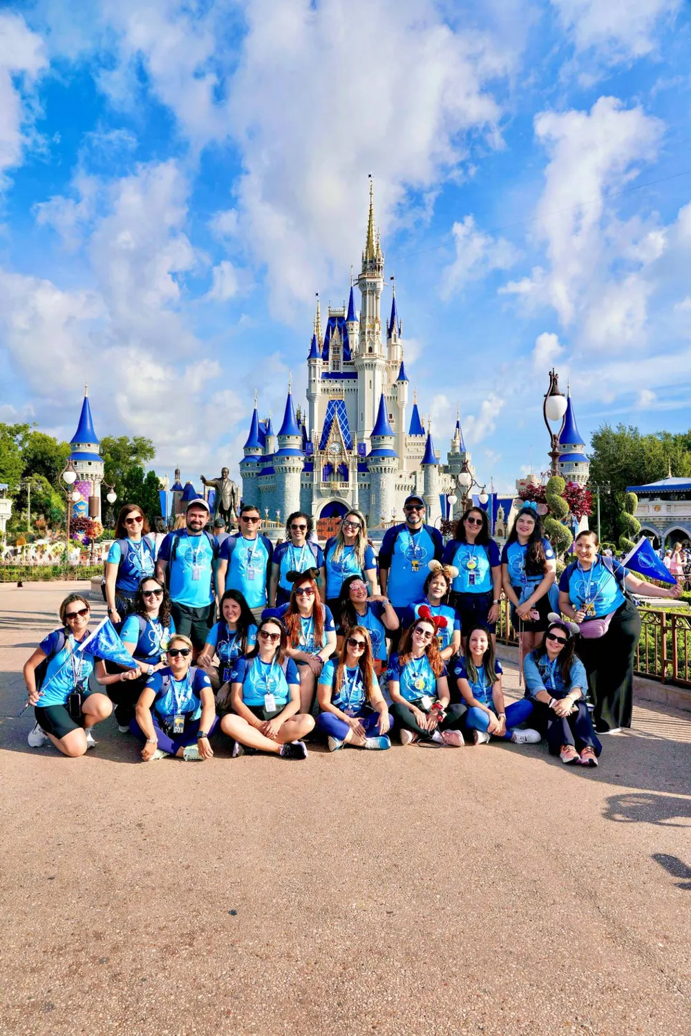 Turma da Academia da Magia em frente ao castelo do Magic Kingdom